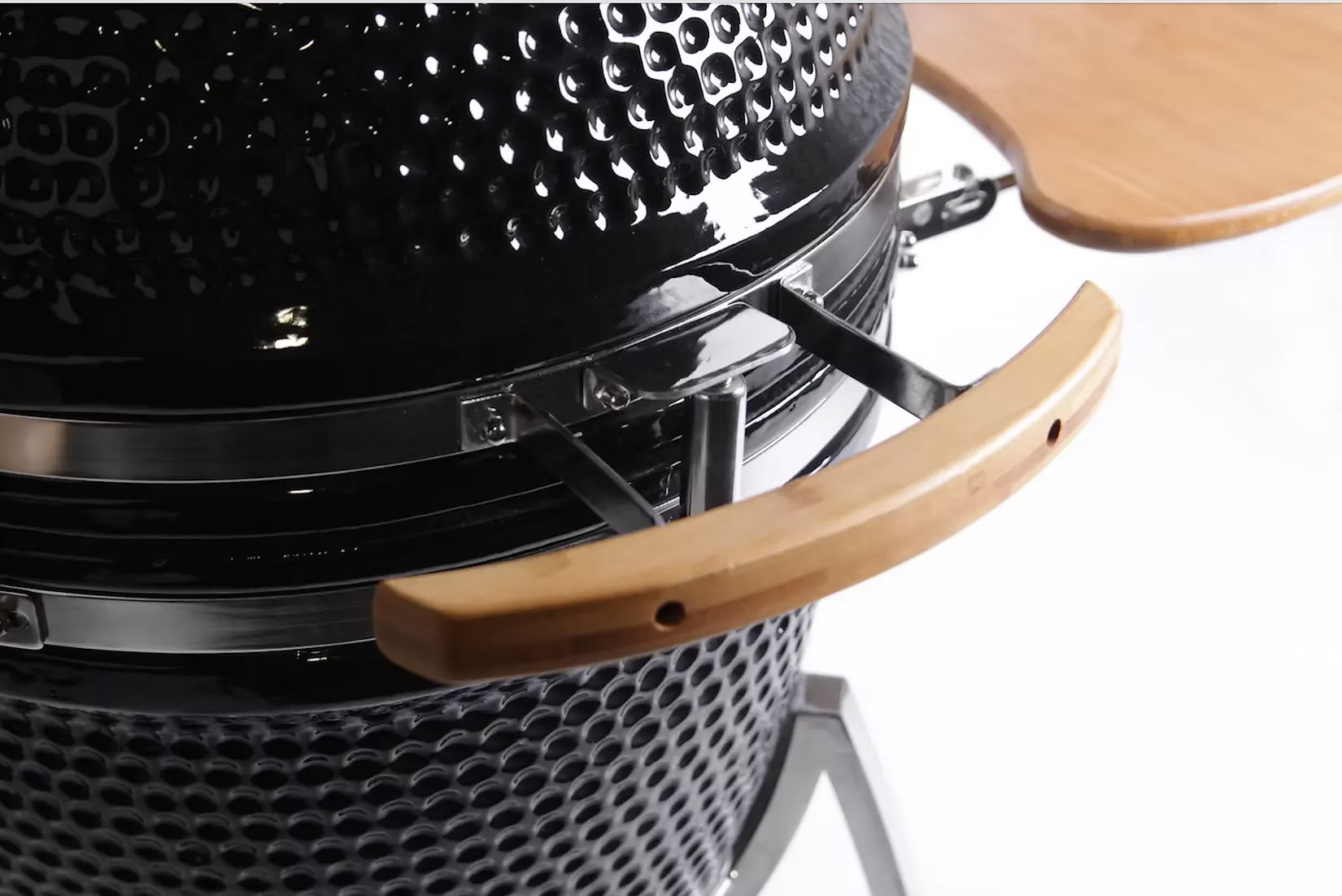 Kamado-style grill with handle -smokeforges