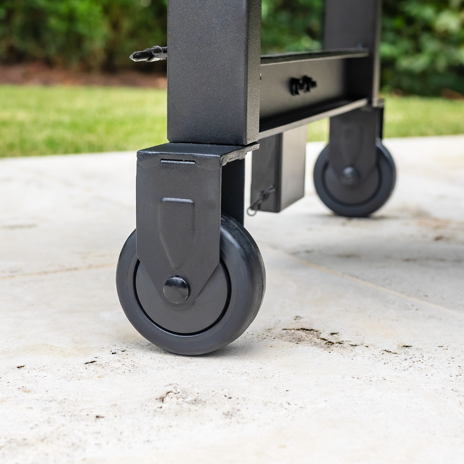 Char-Griller Flat Iron E8428 mobility wheels detail
