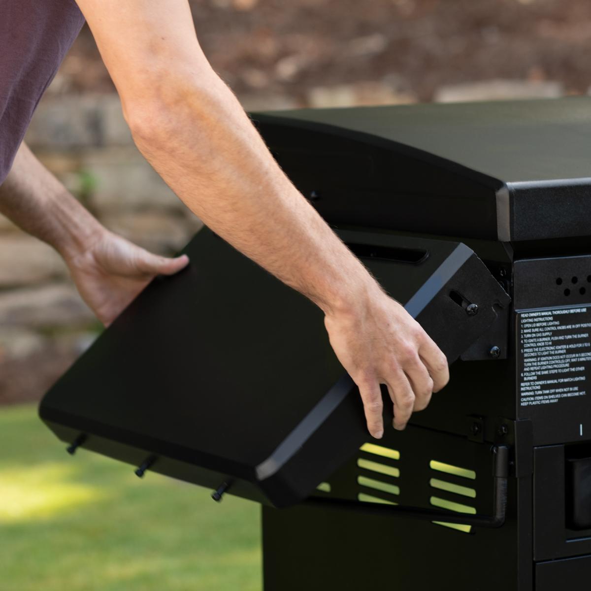 Char-Griller Flat Iron 8536 folding side shelf detail