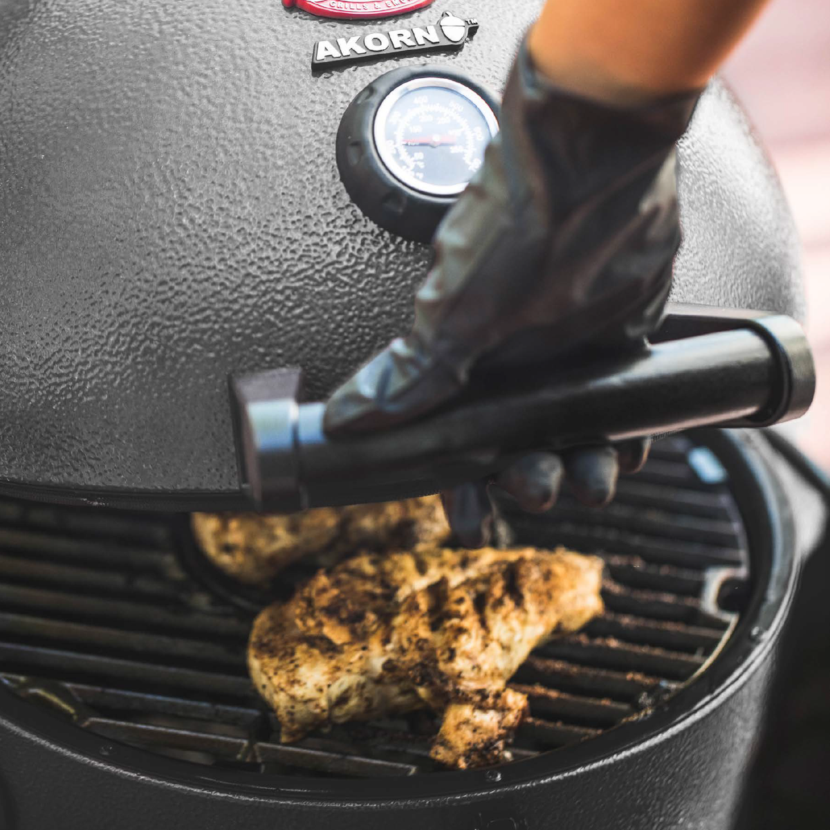 Char-Griller AKORN Jr. E86714 kamado grill cooking food